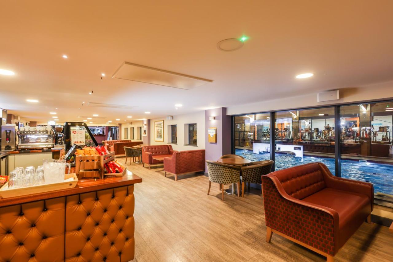 The Waterside Hotel And Leisure Club Manchester Bagian luar foto